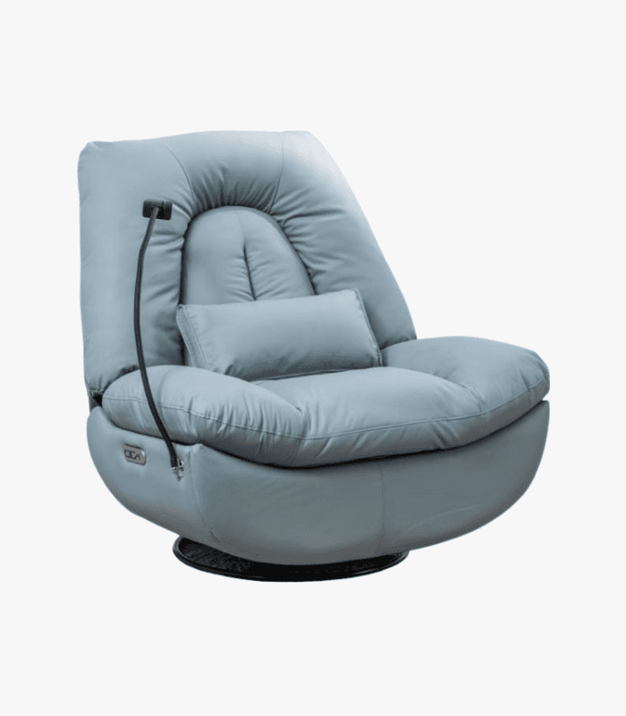 כורסת מסאג עור ריקליינר חשמלי AIR LEATHER אריאן פרימיום כחול שמיים - מבט קדמי על רקע לבן, ריפוד כחול שמיים עבה עם כרית מותנית, מחזיק טלפון ובסיס מסתובב